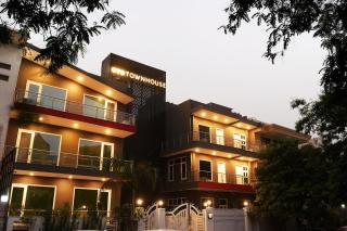 Super Townhouse Galleria Market Near Golf Course Road - Gurgaon - 9