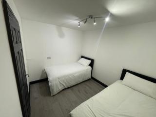 Four Bedrooms and Two Bathrooms up to Nine People - Birmingham - 6