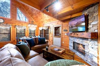 Peaceful Forest Retreat - with Hot Tub and Fireplace, Near Local Attractions - Sevierville - 2