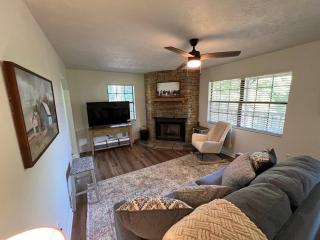 Little Mountain Cabin - 3-Bedroom Retreat with Hot Tub, Fire Pit, Games, and Serene Nature Views - 4