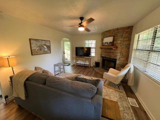 Little Mountain Cabin - 3-Bedroom Retreat with Hot Tub, Fire Pit, Games, and Serene Nature Views - Jones Cove - 4