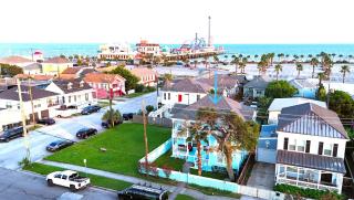 CasaAzul-2605B-Pleasure Pier & Beach a block away- 3BED 2Bath 7 Beds- 7 Minutes to Cruise Terminal - Galveston - 2