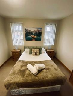 Lilly Cabin with Hot Tub - York - 4