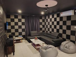 Johor Jaya -- KTV & Swimming Pool & Mahjong #5BR2B 15pax - 9