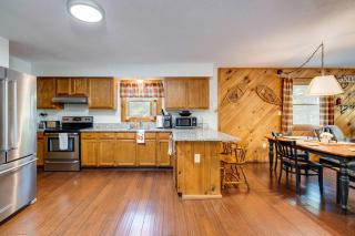 Less Than 1 Mi to Bryce Resort Quiet Cabin with Hot Tub! - Basye - 2