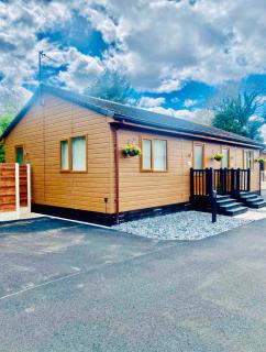 Elder Cabin with Hot Tub - York - 7
