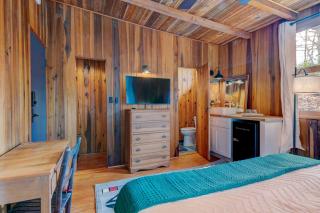 The Furry Lodge Double Ste 7 & 8 - Waynesville - 1