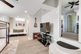 Fire Pit-Great Neighborhood-15 Min to Broadway - 1