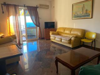 Yellow Apartment - 7