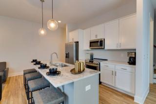 Stage-Side Stay Near Opry w Rooftop sleep 8 - 1