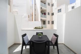 Modern 2BD Apartment with Maltese Balcony & Back Yard - Close to St Julian's & St Georges Bay & Sliema Promenade - Il-Gżira - 6
