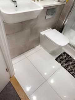Stylish Luxury New Built Apartment - Dagenham - 5