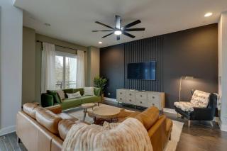 Luxury Townhome! Rooftop-Game Room! Near Broadway! - 0