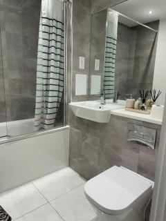 Stylish Luxury New Built Apartment - 4