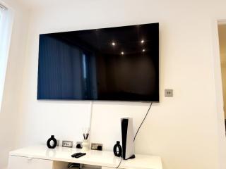 Stylish Luxury New Built Apartment - Dagenham - 9