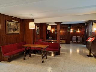 Vintage Hotel Mercedes - 3