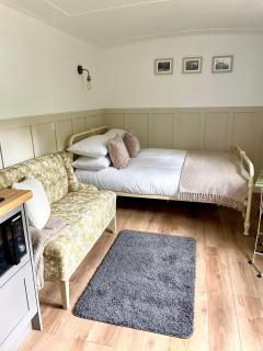 Rosewood Shepherds Hut - 9