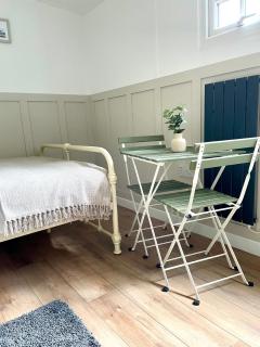 Rosewood Shepherds Hut - 5