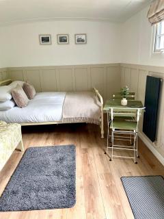 Rosewood Shepherds Hut - 6