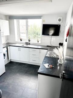 Lovely, Cosy & Central 3 Bed House Near Station - 6