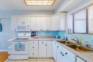 Oceanview condo with pool, beach access, jetted tub, W/D, & AC - 7