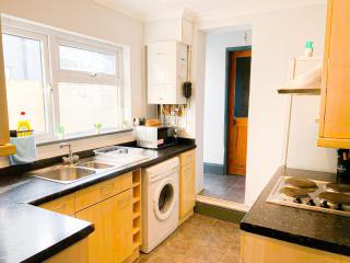 Spacious Comfortable & Central 3 Bed Near Town - Gillingham - 2