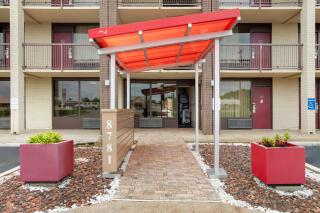 HomeTowne Studios by Red Roof Huntsville - Madison - 7