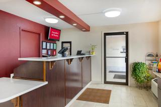 HomeTowne Studios by Red Roof Huntsville - Madison - 4