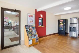 HomeTowne Studios by Red Roof Huntsville - Madison - 2