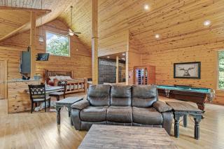 Romantic Cabin with Spa Amenities near Helen GA - 2