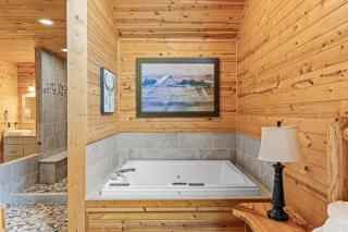 Romantic Cabin w Rain Shower & Spa Tub - Cornelia - 6
