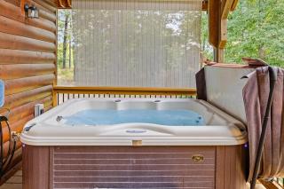 Romantic Cabin w Rain Shower & Spa Tub - 7
