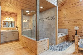 Romantic Cabin w Rain Shower & Spa Tub - Cornelia - 8