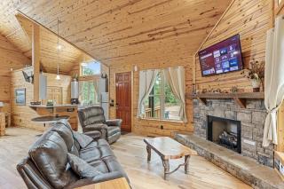 Romantic Cabin w Rain Shower & Spa Tub - Cornelia - 3