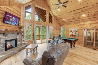 Romantic Cabin w Rain Shower & Spa Tub - Cornelia - 2