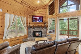 Romantic Cabin w Rain Shower & Spa Tub - Cornelia - 1