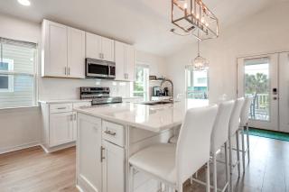 Gulf Shores Cottage with Water Views, Walk to Beach! - 3