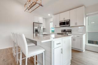 Gulf Shores Cottage with Water Views, Walk to Beach! - 2
