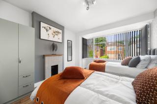 Family-Friendly 3-BDR Home-Driveway, Sky-TV-Free WiFi - Ideal for Long Stays - 2