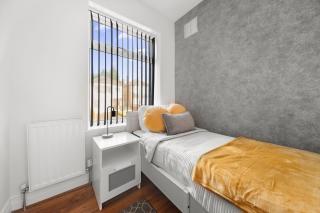 Quality 3-BR Home, Driveway, Sky-TV Included - Meanwood - 9