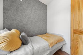 Quality 3-BR Home, Driveway, Sky-TV Included - Meanwood - 7