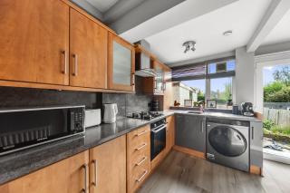 Quality 3-BR Home, Driveway, Sky-TV Included - Meanwood - 3