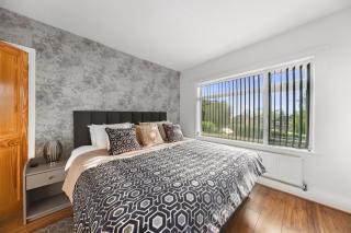 Spacious 3-BR Home-Driveway, Sky-TV-Fast WiFi - 3