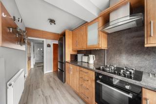 Modern 3-BR Home-Driveway, Sky-TV-Fast WiFi - 7