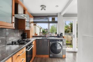 Peaceful 3-BR Home-Driveway, Sky-TV-Free WiFi - 7