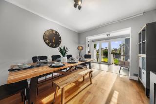 Spacious 3-BR Home-Driveway, Sky-TV-Fast WiFi - 4