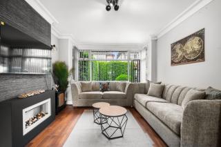Modern 3-BR Home-Driveway, Sky-TV-Fast WiFi - 0