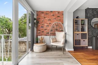 Quality 3-BR Home, Driveway, Sky-TV Included - Meanwood - 1