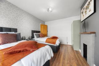 Quality 3-BR Home, Driveway, Sky-TV Included - Meanwood - 0