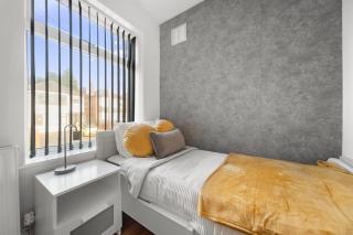 Quality 3-BR Home, Driveway, Sky-TV Included - Meanwood - 1